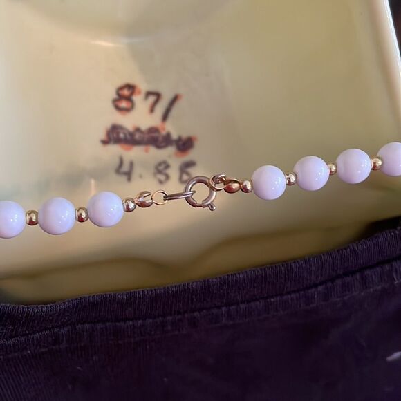 Vtg white plastic & gold bead necklace - Picture 2 of 4